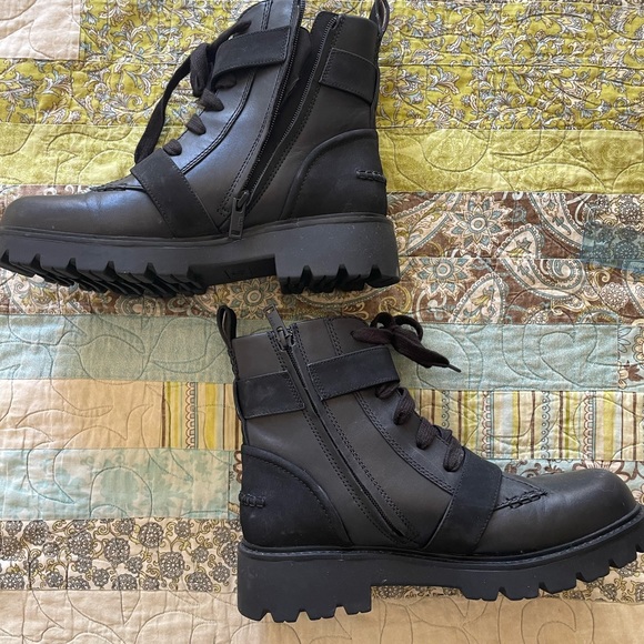 UGG Boots - Picture 7 of 9